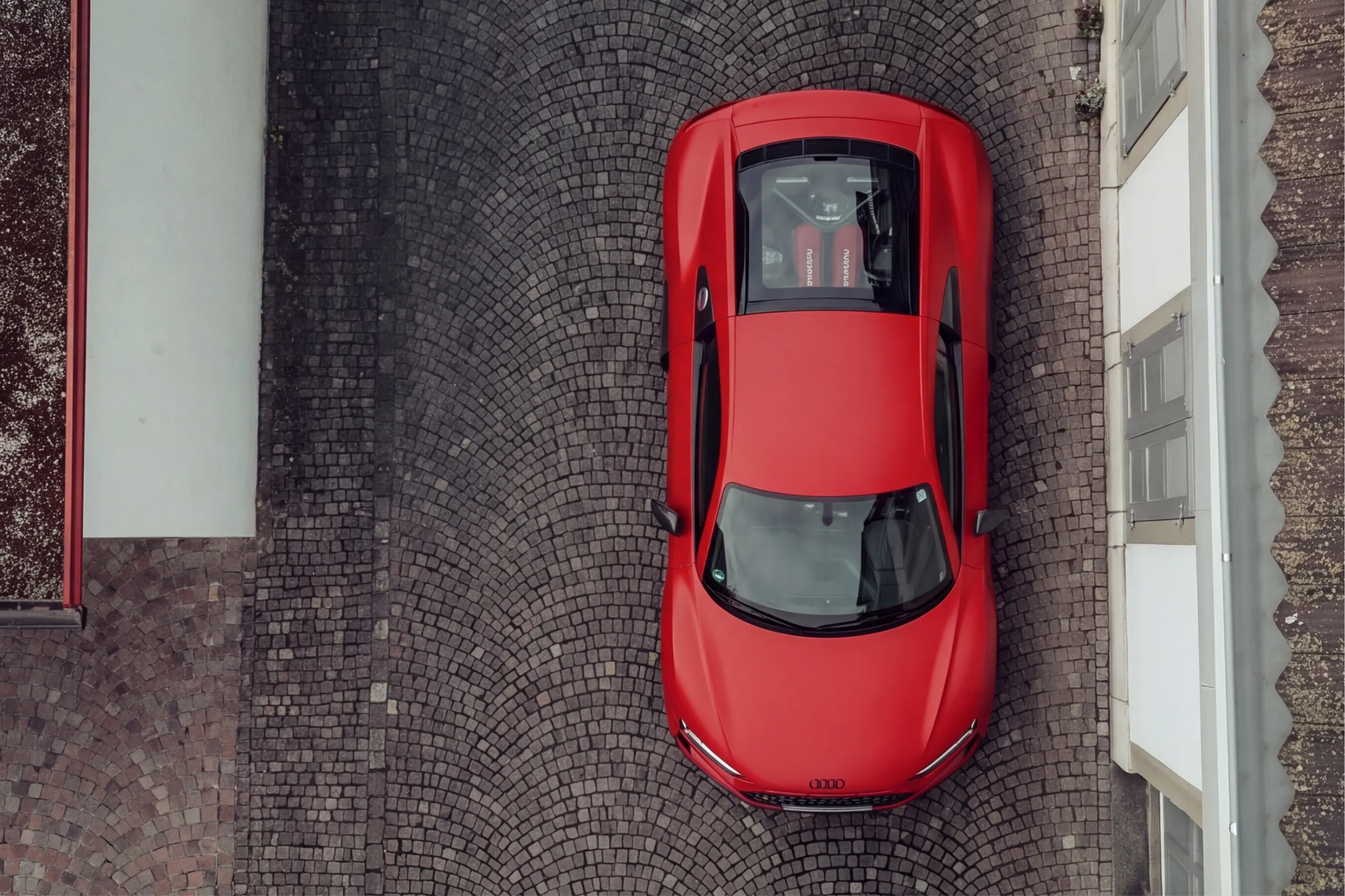 Audi R8 у Празі: низька посадка в місті й V10 за містом